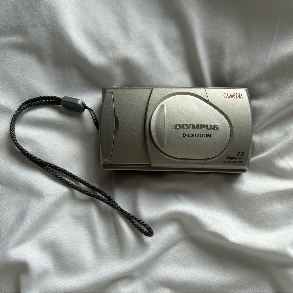 Olympus D-520 ZOOM 2.0 Megapixel Digital Camera Gray Camedia